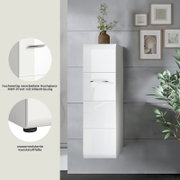 Weißer, hochglänzender Bad-Hochschrank aus MDF mit Rillenfräsung und Griffmulde, auf wasserresistenten Kunststofffüßen, in Frontansicht leicht schräg von rechts im Badezimmer-Setting