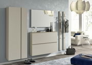 Modernes Garderobenset in Beige mit Schrank, Spiegel und Hakenleiste, seitliche Perspektive