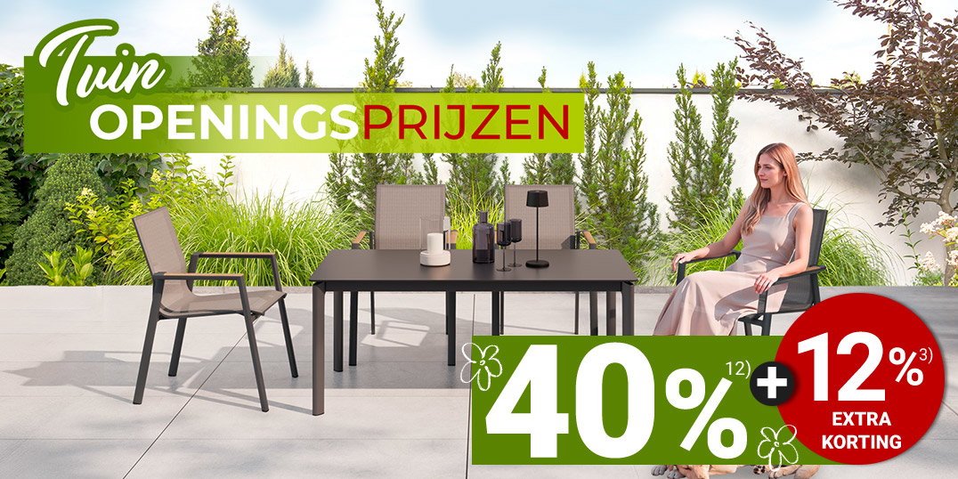 Vrouw zit op modern terras aan tuintafel, hond slaapt ernaast, tekst “Tuin Openingsprijzen”