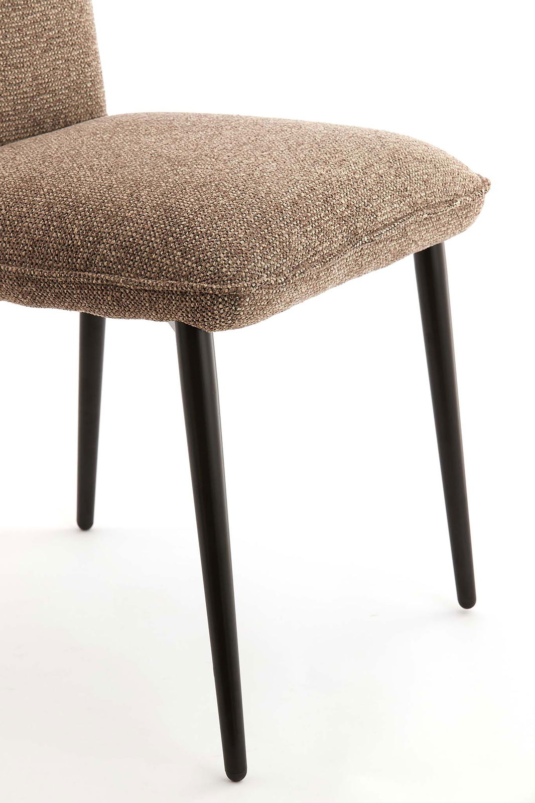 Nahaufnahme eines modernen Stuhls mit braunem Stoffbezug und schwarzen Metallbeinen, seitliche Perspektive.