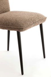 Nahaufnahme eines modernen Stuhls mit braunem Stoffbezug und schwarzen Metallbeinen, seitliche Perspektive.