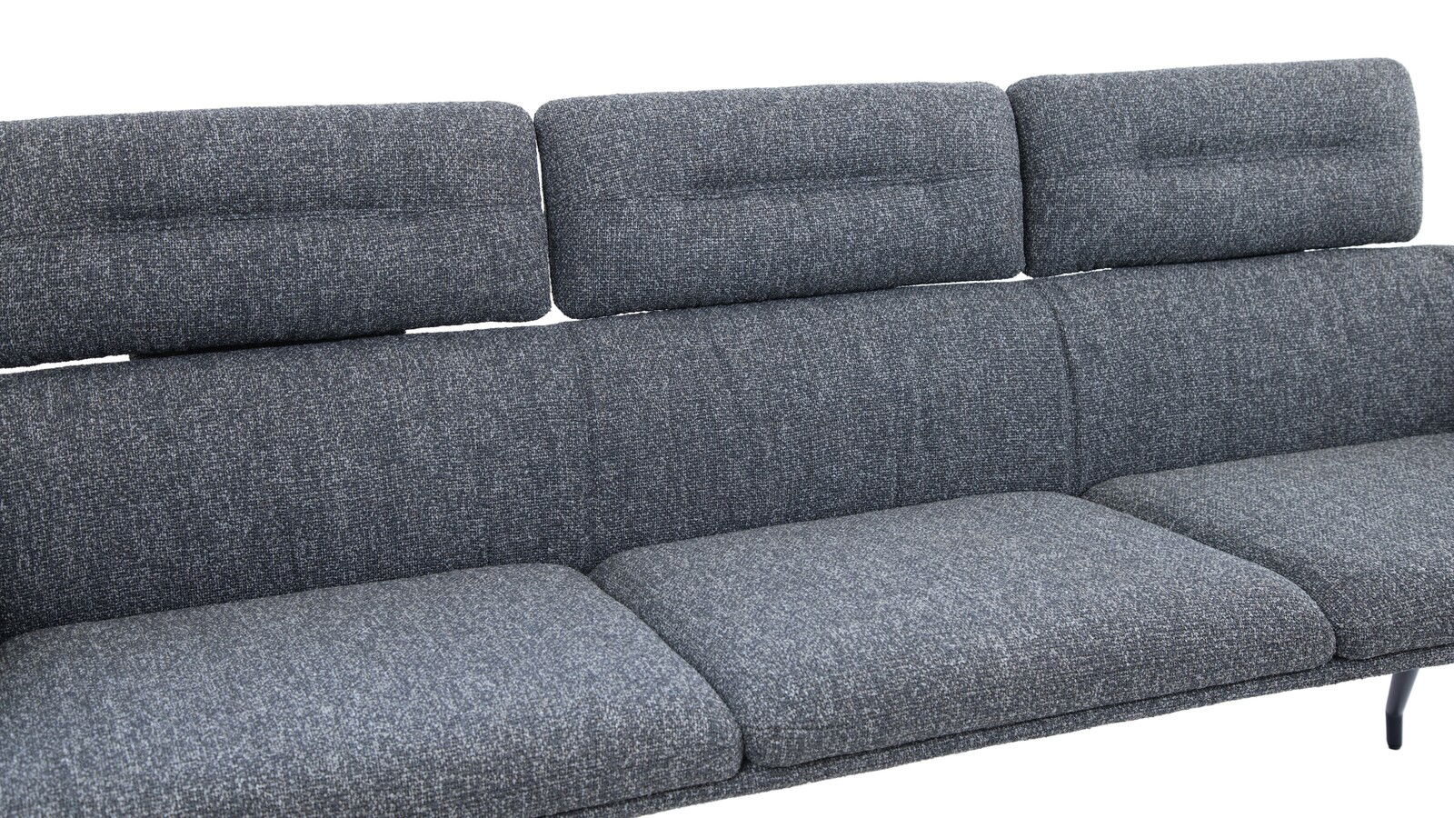 Graue Sitzbank mit drei gepolsterten Rückenlehnen, seitliche Perspektive