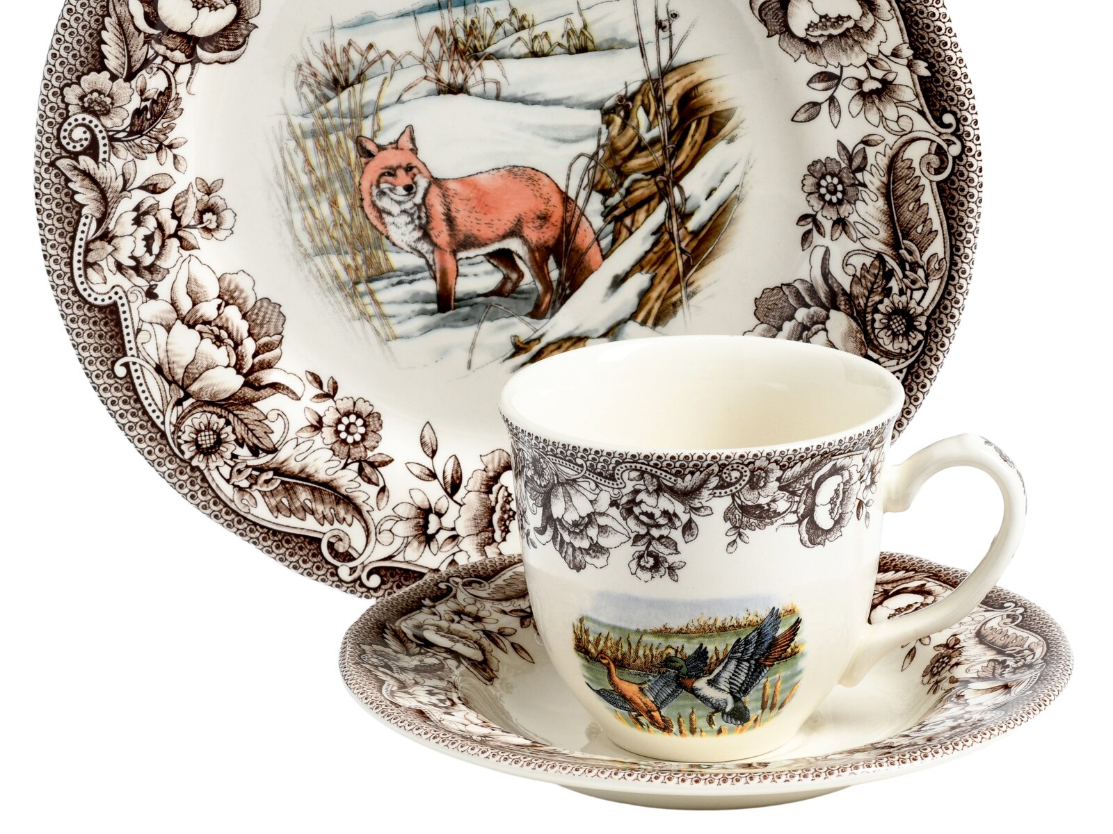 Porzellan-Teetasse mit Untertasse und passendem Teller, braunes florales Dekor und Tiermotive (Fuchs im Schnee, fliegende Enten), freigestellt auf Weiß, Frontansicht leicht von oben