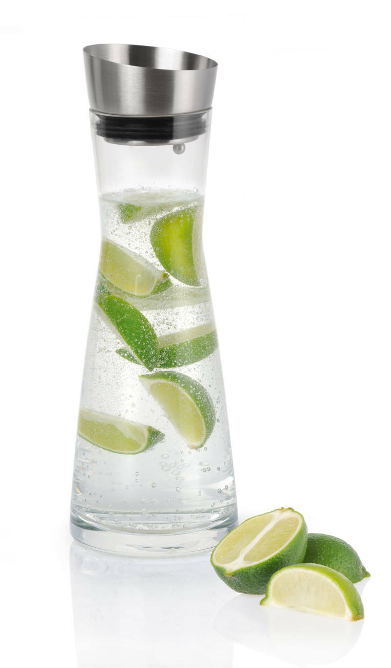 Wasserkaraffe mit Edelstahlverschluss, gefüllt mit sprudelndem Wasser und Limettenscheiben, seitliche Perspektive