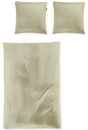 Bettwäsche-Set in Beige mit feinen Streifen, bestehend aus einem Deckenbezug und zwei Kissenbezügen, aus der Vogelperspektive fotografiert.