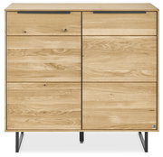 Frontansicht einer modernen Kommode aus hellem Holz mit sichtbarer Maserung, zwei Schubladen oben, zwei großen Türen unten, schwarzen Griffleisten und schwarzem Metallgestell auf weißem Hintergrund