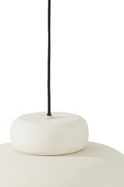 Nahaufnahme einer weißen Hängeleuchte mit schwarzem Kabel von oben betrachtet.