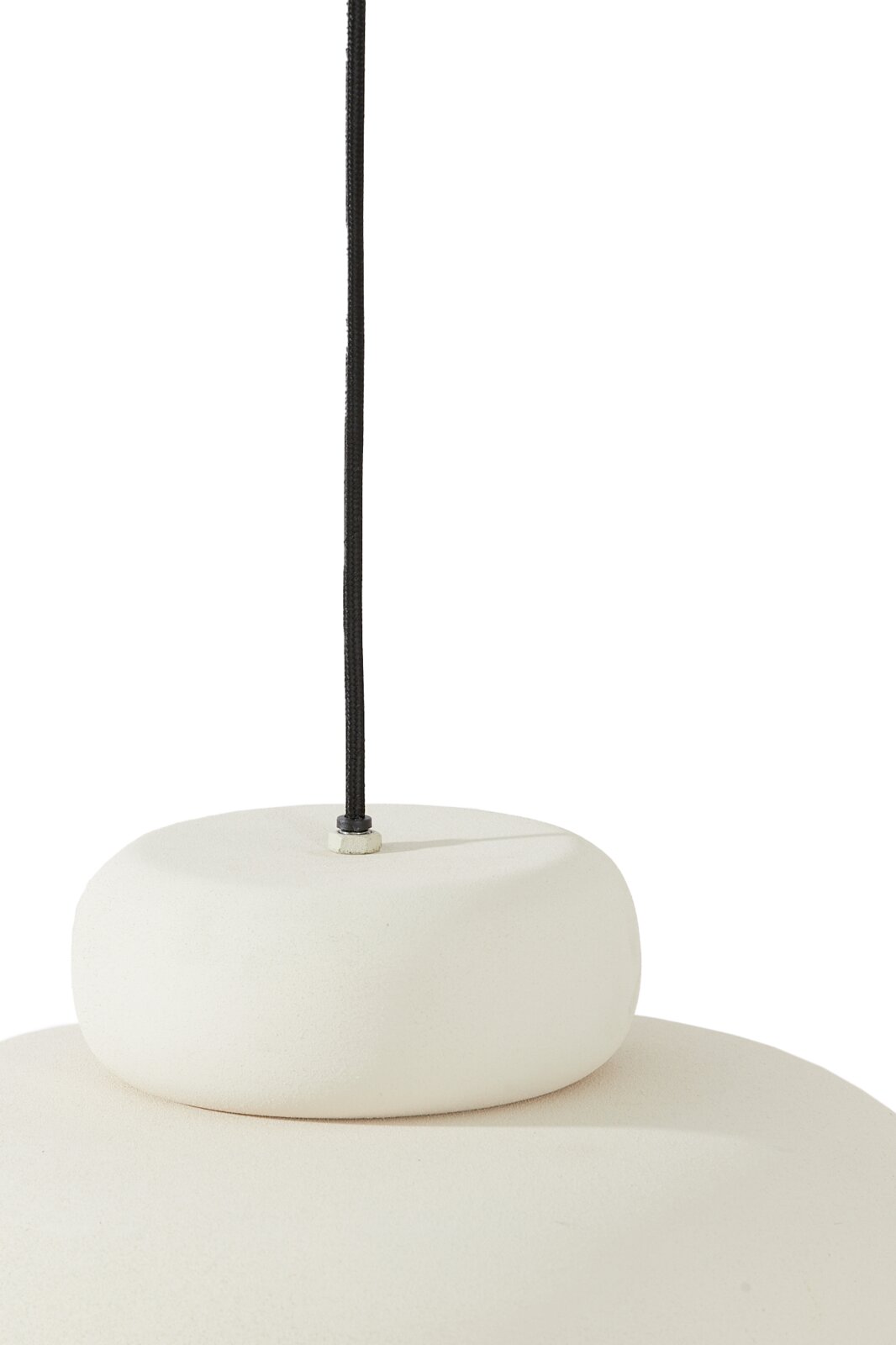 Close-up van een witte hanglamp met een zwarte kabel, gezien van bovenaf.