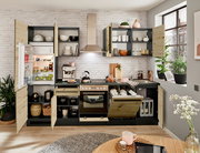 Moderne Küchenzeile mit offenen Schränken, Kühlschrank, Herd und Spüle, aus der Perspektive eines hellen, gemütlichen Raumes mit Pflanzen und Dekorationen.