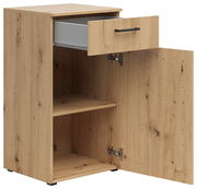 Kommode aus Holz mit einer offenen Schublade und einer geöffneten Tür, die einen Einlegeboden zeigt. Perspektive von vorne rechts.