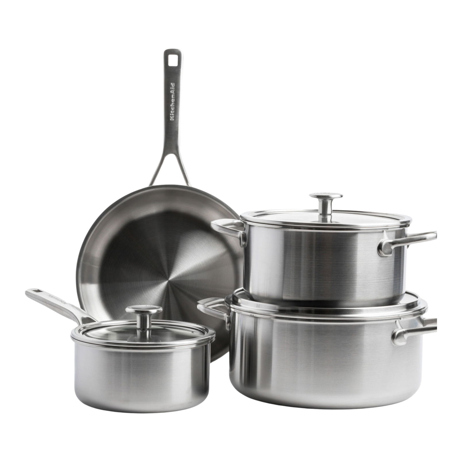 KitchenAid Topfset 4-tlg. Vierteiliges Topfset aus Edelstahl, bestehend aus zwei Töpfen mit Deckeln, einer Stielkasserolle mit Deckel und einer Bratpfanne, seitliche Perspektive.