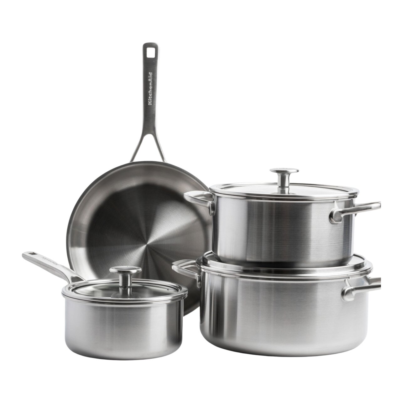 KitchenAid Topfset 4-tlg. Vierteiliges Topfset aus Edelstahl, bestehend aus zwei Töpfen mit Deckeln, einer Stielkasserolle mit Deckel und einer Bratpfanne, seitliche Perspektive.