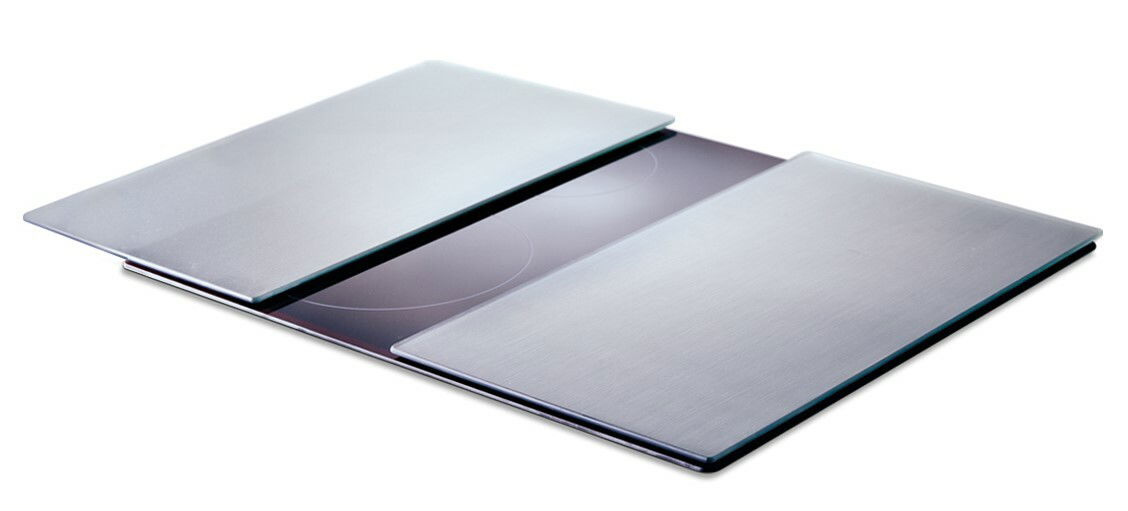 Zwei rechteckige Glasschneideplatten in moderner Optik, aus seitlicher Perspektive fotografiert.