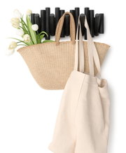Wandgarderobe mit schwarzem, modernem Design, darauf hängend ein geflochtener Korb mit weißen Tulpen und eine beige Stofftasche, seitliche Perspektive.