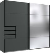 Moderner Schwebetürenschrank mit zwei Türen, linke Seite in dunklem Grau mit Schubladen, rechte Seite mit spiegelnder Oberfläche, Frontalansicht.