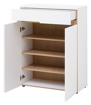 Weißer Schrank mit einer offenen Schublade und zwei offenen Türen, die drei Holzregale zeigen, Perspektive von vorne.