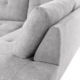 Graues Sofa mit gepolsterten Kissen, Nahaufnahme von der Seite