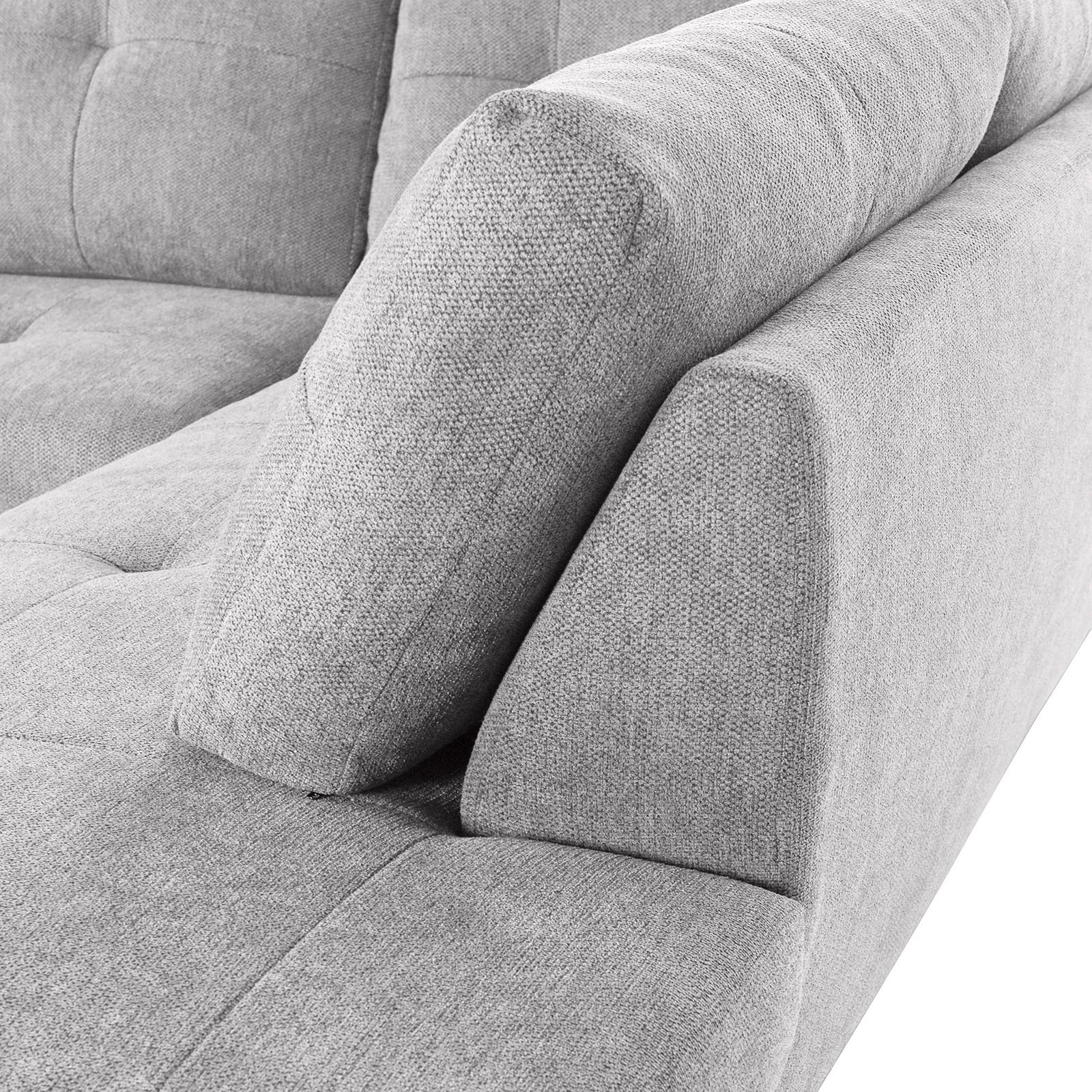 Graues Sofa mit gepolsterten Kissen, Nahaufnahme von der Seite