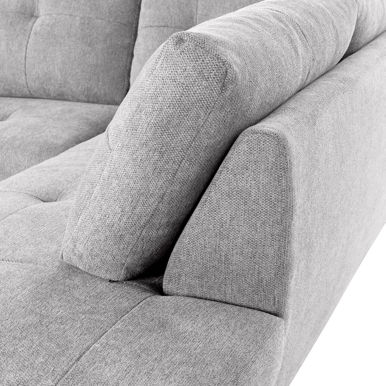 Graues Sofa mit gepolsterten Kissen, Nahaufnahme von der Seite