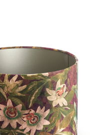 Zylindrischer Lampenschirm mit floralem Muster in Nahaufnahme, zeigt weiße Blumen und grüne Blätter auf einem dunklen Hintergrund.