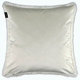 Weißes Kissen mit dezentem Muster und flauschigem Rand, von oben betrachtet.