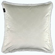 Weißes Kissen mit dezentem Muster und flauschigem Rand, von oben betrachtet.