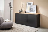 Modernes schwarzes Sideboard mit Holzplatte, dekoriert mit Vasen und Bildern, aus seitlicher Perspektive fotografiert.