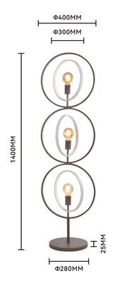 Vooraanzicht van een moderne bruine vloerlamp met drie verlichte filamentlampen in gestapelde ronde metalen frames, 1400 mm hoog en 400 mm breed, op een ronde voet van Ø 280 mm.
