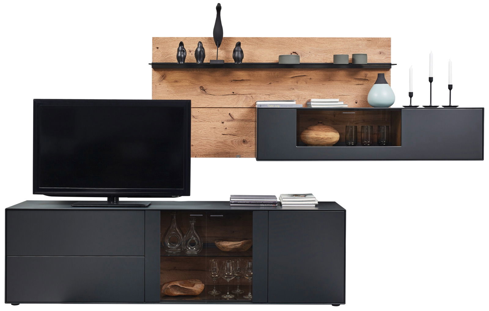 Moderne Wandkombination mit schwarzem TV-Schrank, Holzrückwand und Regalen, frontal betrachtet.