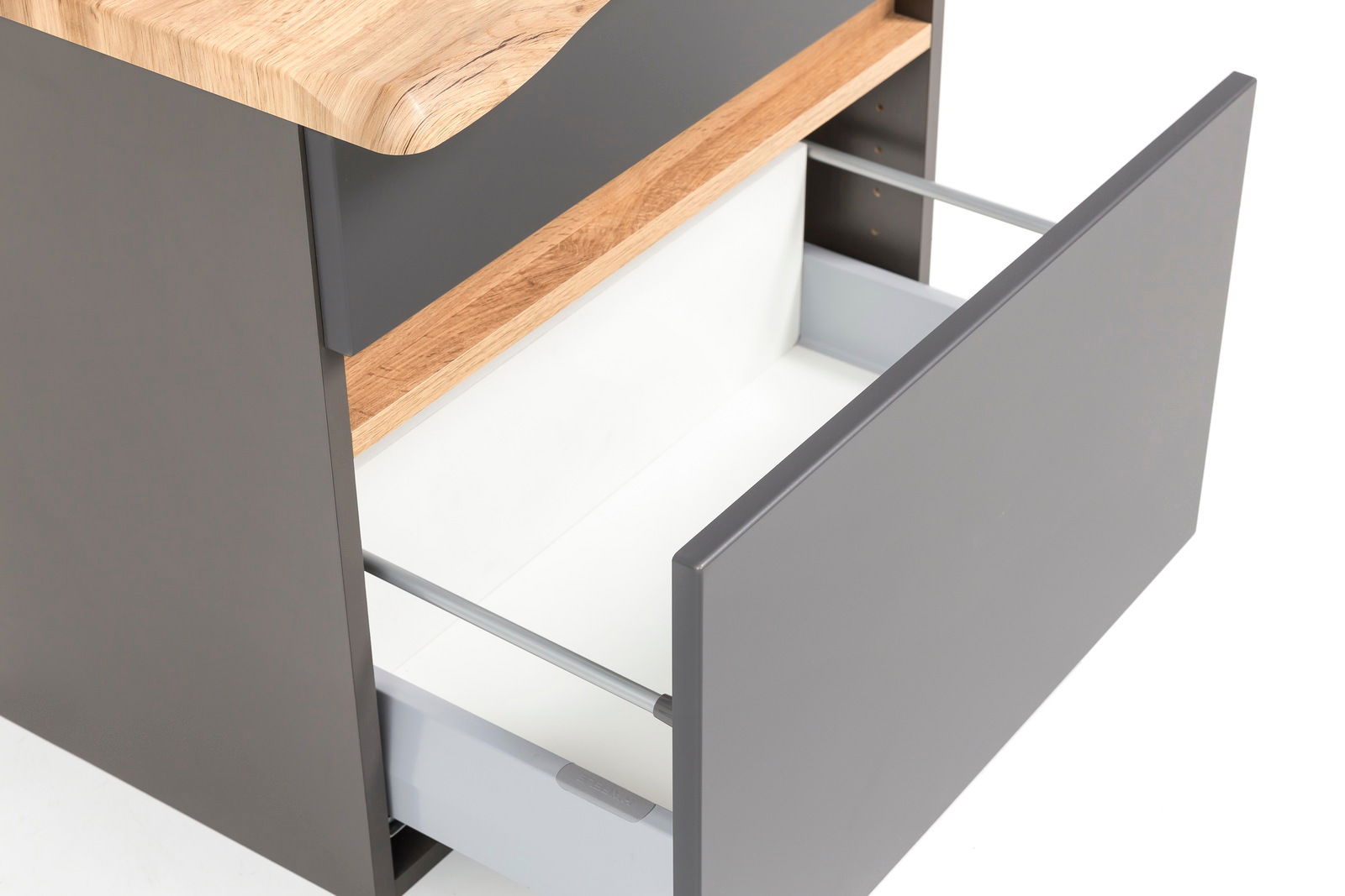 Waschbeckenunterschrank mit geöffneter Schublade, graue Front und Holzoberfläche, Perspektive von oben
