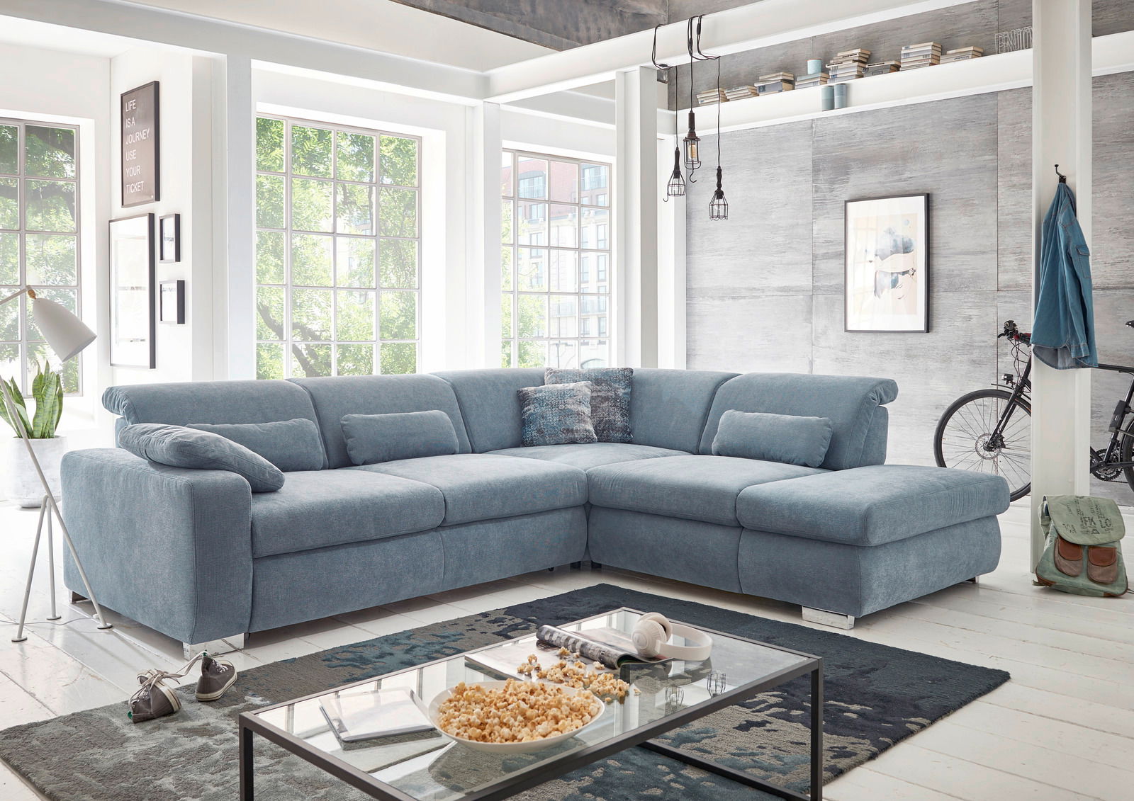 Blaue Polsterrundecke in modernem Wohnzimmer, seitliche Perspektive