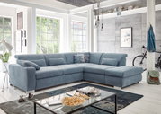 Blaue Polsterrundecke in modernem Wohnzimmer, seitliche Perspektive