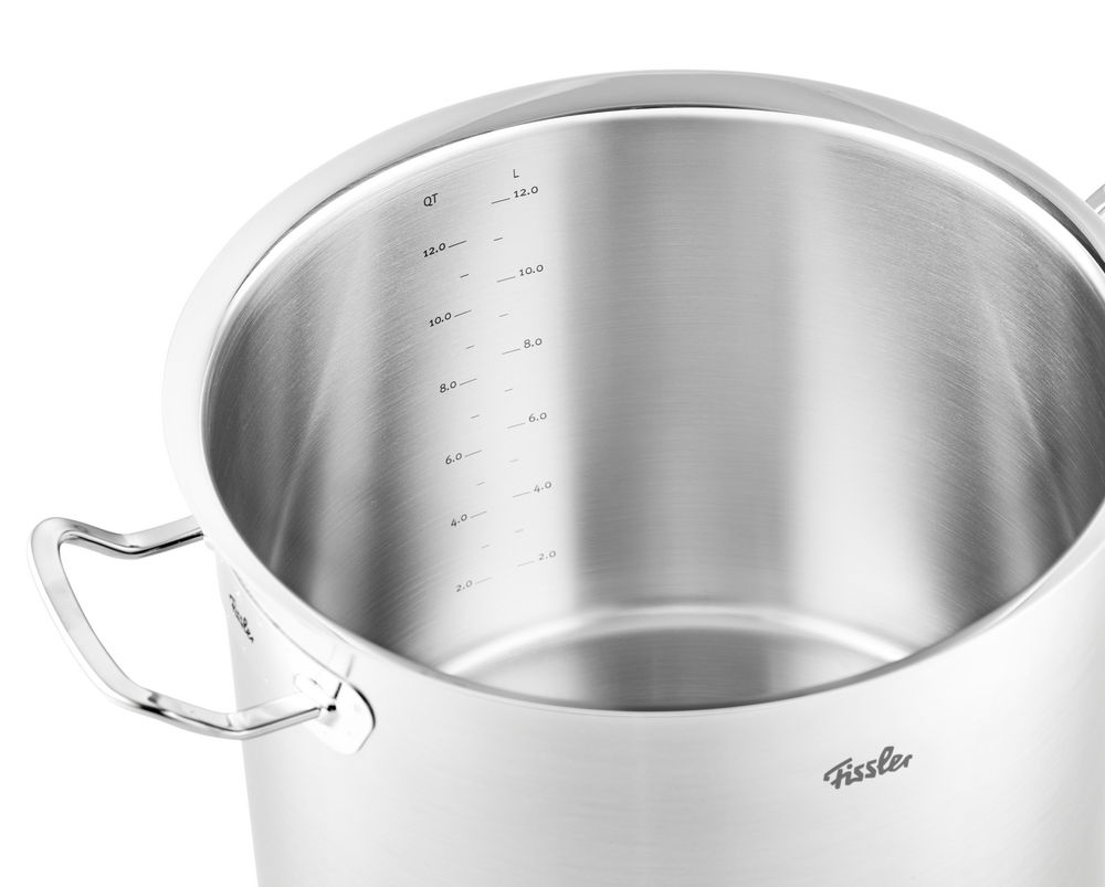 Hoher Kochtopf aus Metall mit 28 cm Durchmesser, Innenansicht mit Messskala, seitliche Perspektive