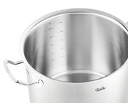 Hoher Kochtopf aus Metall mit 28 cm Durchmesser, Innenansicht mit Messskala, seitliche Perspektive