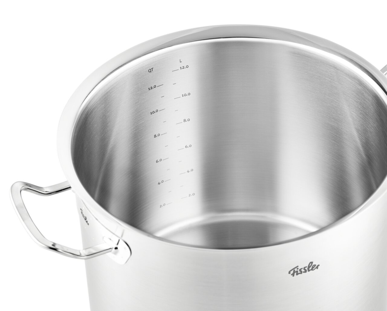 Hoher Kochtopf aus Metall mit 28 cm Durchmesser, Innenansicht mit Messskala, seitliche Perspektive