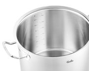 Hoher Kochtopf aus Metall mit 28 cm Durchmesser, Innenansicht mit Messskala, seitliche Perspektive