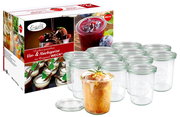 Set von 12 transparenten WECK-Gläsern mit 160 ml Fassungsvermögen, ideal für Vor- und Nachspeisen, abgebildet in einer leicht schrägen Perspektive mit einem dekorierten Dessert im Vordergrund.
