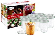 Set von 12 transparenten WECK-Gläsern mit 160 ml Fassungsvermögen, ideal für Vor- und Nachspeisen, abgebildet in einer leicht schrägen Perspektive mit einem dekorierten Dessert im Vordergrund.