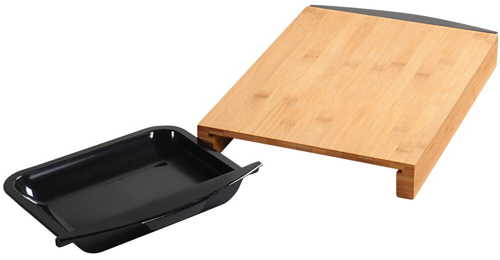 Schneidebrett aus Holz mit zwei schwarzen Auffangschalen, seitliche Perspektive
