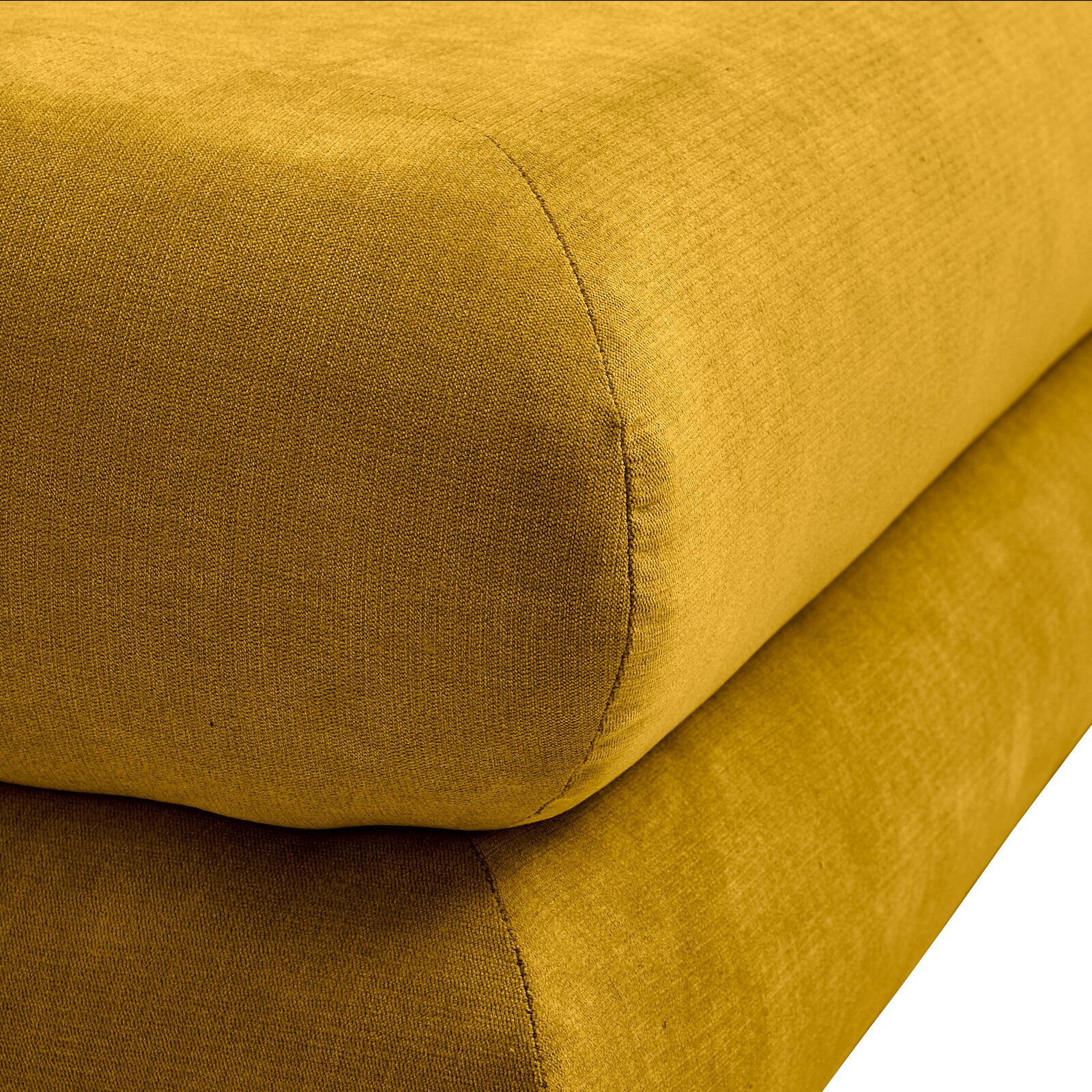 Nahaufnahme eines gelben Funktionssofas mit weicher Polsterung, seitliche Perspektive