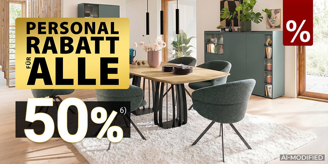 Modernes Esszimmer mit Design-Esstisch aus Holz, grünen Drehstühlen und eleganten Vitrinenschränken.