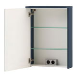 Geöffneter Spiegelschrank mit zwei Glasböden und integrierter Steckdose, seitliche Perspektive