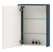 Geöffneter Spiegelschrank mit zwei Glasböden und integrierter Steckdose, seitliche Perspektive