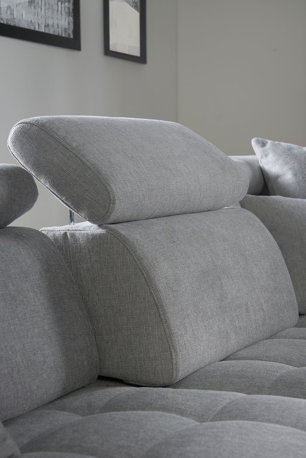 Graues Sofa mit verstellbarer Kopfstütze, seitliche Perspektive