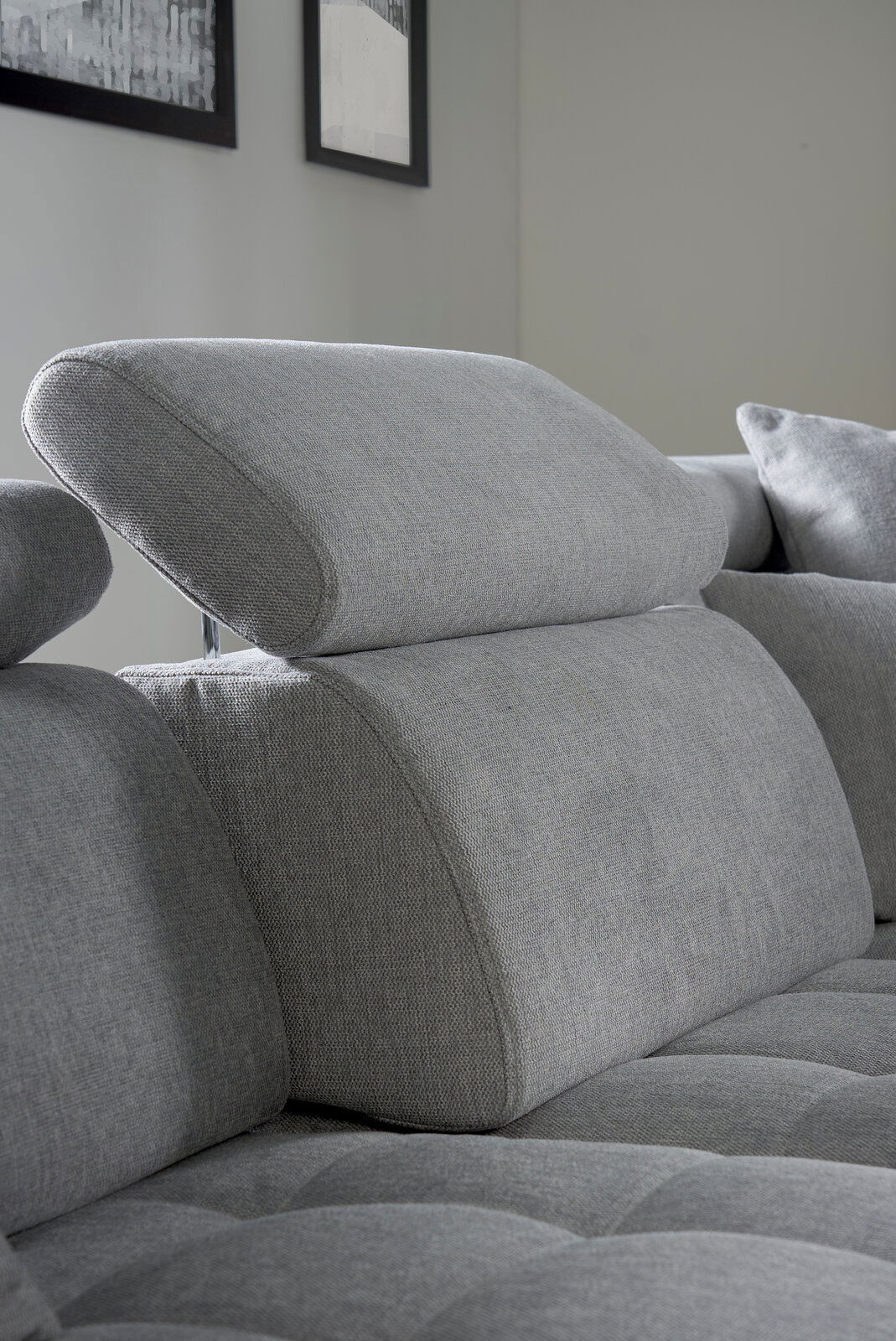 Graues Sofa mit verstellbarer Kopfstütze, seitliche Perspektive