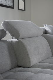 Graues Sofa mit verstellbarer Kopfstütze, seitliche Perspektive
