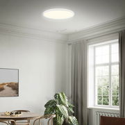 Moderne LED-Deckenleuchte in einem stilvollen Wohnzimmer, von unten betrachtet.