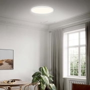 Moderne LED-Deckenleuchte in einem stilvollen Wohnzimmer, von unten betrachtet.