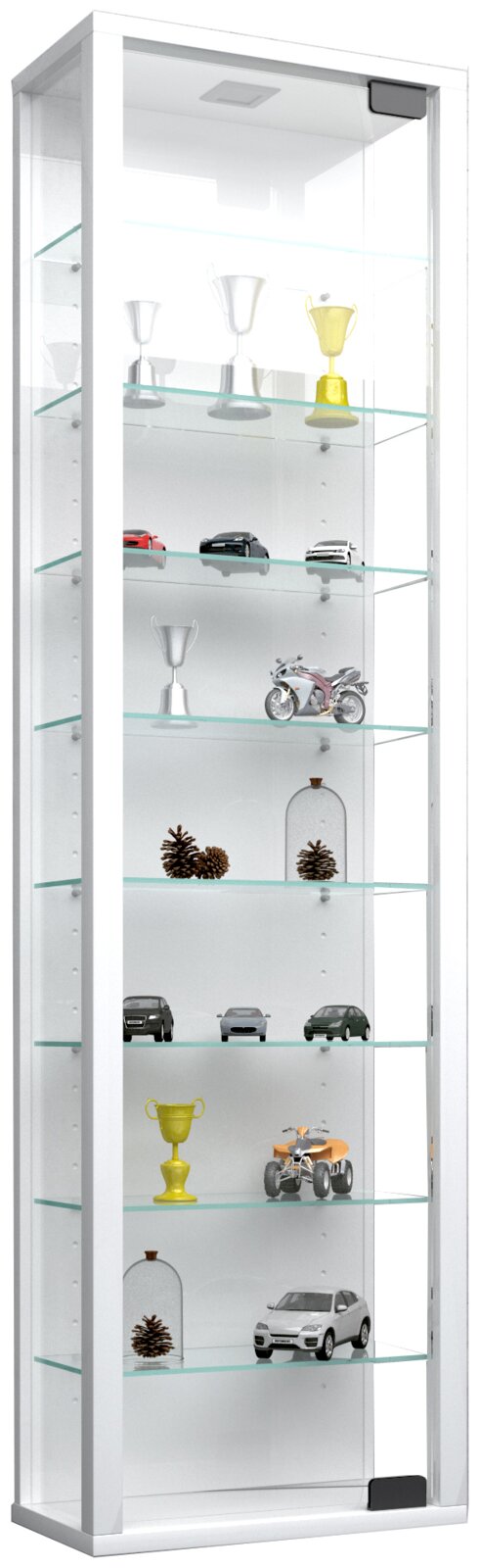 Weiße Glasvitrine mit mehreren Glasböden und LED-Beleuchtung, gefüllt mit Modellautos, Pokalen und Dekoration, in frontaler Perspektive leicht von links