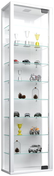 Weiße Glasvitrine mit mehreren Glasböden und LED-Beleuchtung, gefüllt mit Modellautos, Pokalen und Dekoration, in frontaler Perspektive leicht von links